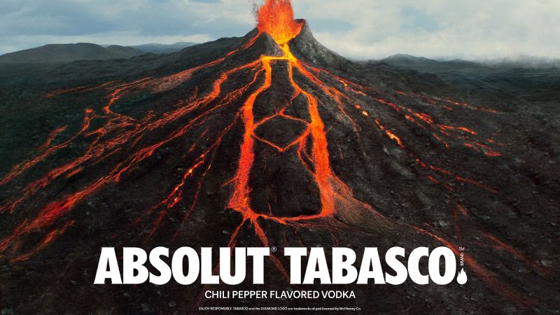 Visuel principal de la campagne Absolut Tabasco signée Wieden Kennedy London dévoilé le 20 juin 2026, bouteille Absolut au design transparent traditionnel mais teintée d'un rouge piment éclatant remplie de vodka rosée infusée de poivron