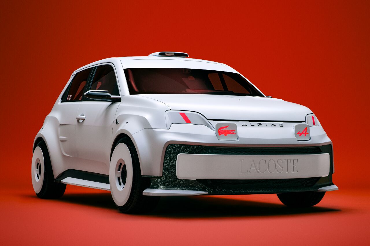 Photo officielle de la A290 Rallye unique « Beware of the crocodile » dévoilée par Alpine et Lacoste le 30 juin 2026, plan trois-quarts avant en studio sur fond rouge vif, citadine électrique sportive blanc bleuté avec voies élargies, ailes gonflées et jantes aéro pleines, phares à LED longue portée surmontés d'une bande rouge et ornés des logos Alpine et Lacoste, calandre pleine gravée LACOSTE au-dessus d'un splitter en carbone brut, deux blocs de fenêtre affichant le crocodile Lacoste rouge et le A d'Alpine rouge, hommage tricolore à Jean Rédélé et René Lacoste