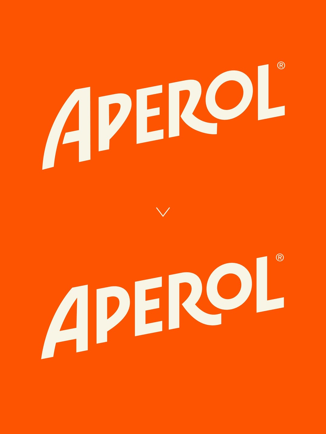 Bouteille redesign Aperol mise en scène le 19 juin 2026 dans une trattoria de Venise en bordure de canal, vue en plongée légère sur le bar en marbre rouge veiné avec deux verres de spritz orange remplis de glaçons et tranches d'orange à côté de la nouvelle bouteille debout, reflet du verre ondulé sur le marbre, fond flou montrant les arcades en pierre claire d'un palais et les eaux vert turquoise d'un canal vénitien