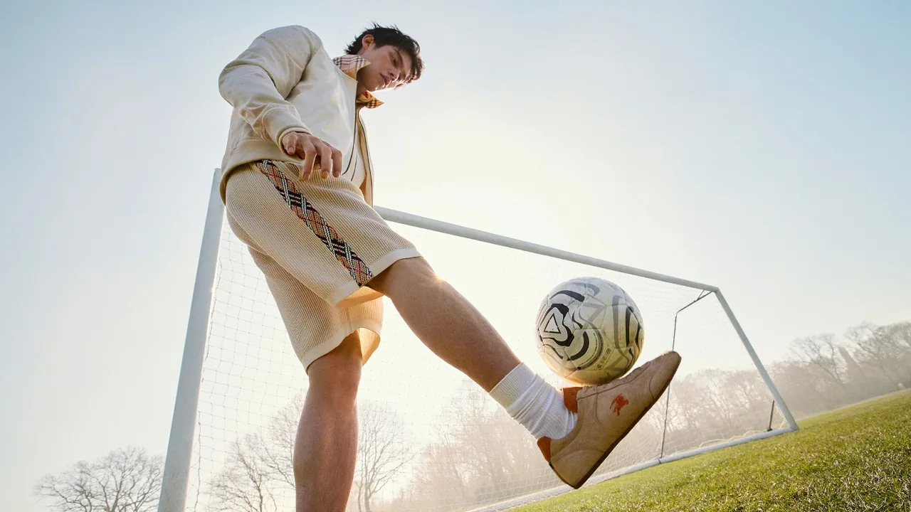 Campagne A Good Sport de Burberry photographiée par Mario Sorrenti pour l'automne 2026, casting groupé avec Jason Sudeikis, Romeo Beckham, Declan Rice, Eberechi Eze, Leah Williamson et Son Heung-min, hommage à la culture football britannique à sept jours du Mondial 2026