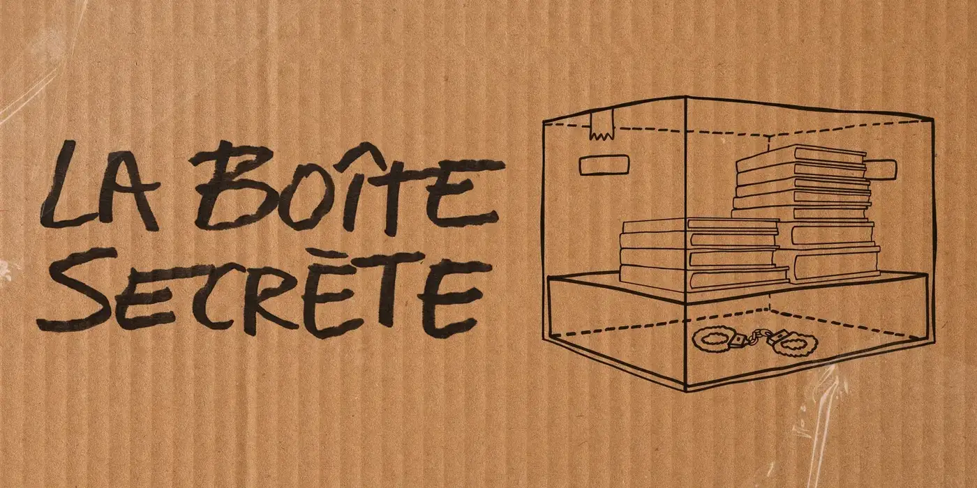 Détail technique du double fond de la Boîte Secrète Canac lancée le 15 juin 2026, vue en coupe d'un carton kraft entrouvert qui révèle son fond standard surélevé de quelques centimètres pour créer un compartiment caché dessous, objets personnels et lettres anciennes glissés dans la cavité, dispositif breveté conçu par Canac avec l'agence LG2