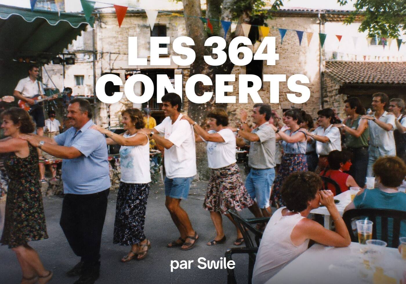 Spot DOOH Canal Plus dévoilé le 21 juin 2026 sur un panneau Decaux place de la République à Paris au crépuscule, écran lumineux montrant les deux rats animés en duo en plein concert sur une scène avec laser rose et public en silhouette levée, le rappeur d'un côté avec micro tendu et la popstar de l'autre dansant, slogan en bas Canal célèbre la musique tout l'été, foule de passants devant le panneau avec ciel orange brûlé