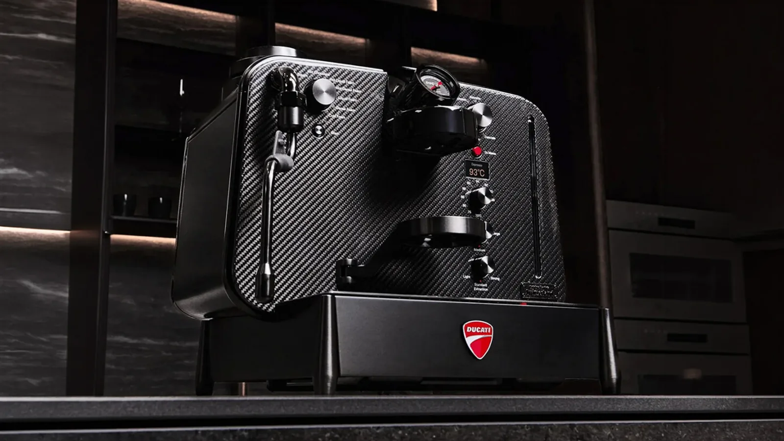 Ducati Barista M3 1926 Limited Edition Carbon Fibre, machine à café Nespresso compatible signée Cuisine Barista pour le centenaire de Ducati, fibre de carbone tissée en twill, 1 926 exemplaires, juin 2026