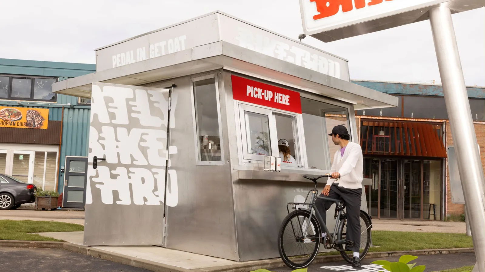 Oatly Bike Thru, le premier drive pour cyclistes au monde, Papaverhoek 24 Amsterdam, opération du 28 mai au 7 juin 2026 avec quatre torréfacteurs européens