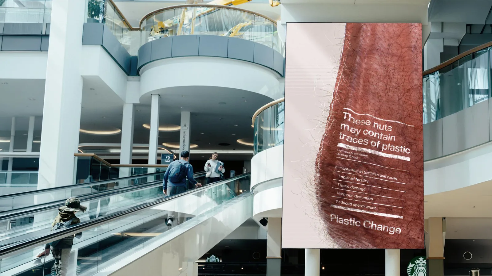 Campagne These Nuts May Contain Traces of Plastic de l'ONG danoise Plastic Change et de l'agence Worth Your While, affichage DOOH dans un centre commercial au Danemark, le visuel détourne un emballage alimentaire en peau testiculaire avec étiquette d'allergènes alertant sur la présence de microplastiques, lancée le 5 juin 2026 pour la Journée mondiale de l'environnement