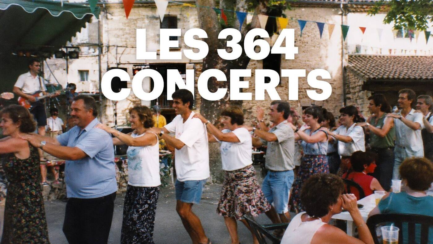Visuel principal du film Les 364 concerts signé Swile dévoilé le 22 juin 2026, capture d'archive au format 4 sur 3 grain de caméscope amateur années 90, vue d'un bal de village d'été place pavée éclairée par des guirlandes orange et bleu